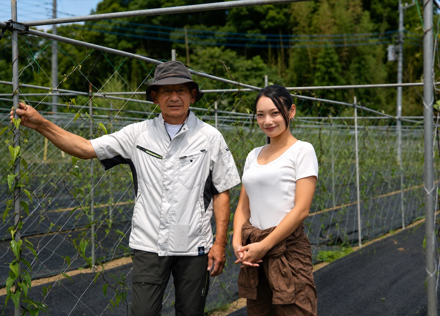 北茨城の畑に立つ、田口実佳と父・田口勉